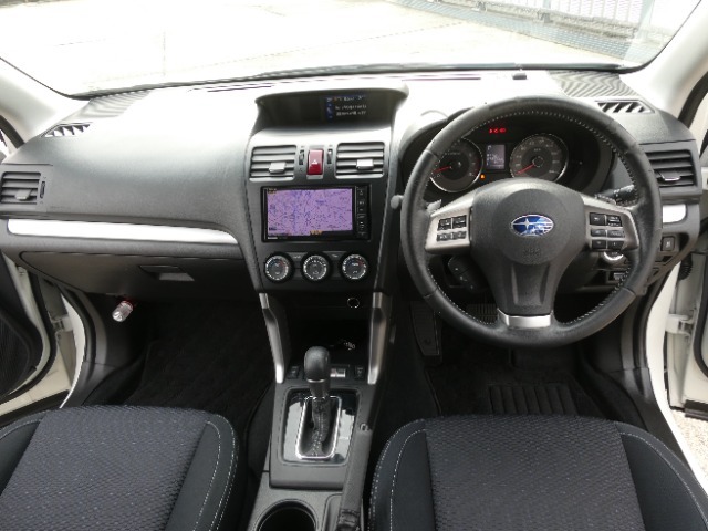 ◆視界広々で非常に運転しやすくロングドライブでも疲れを感じさせないすっきりとまとまったインパネ周りです。