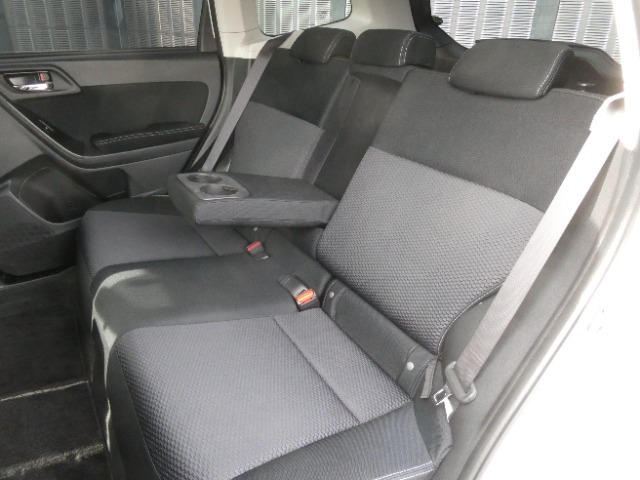 ◆ゆったり座れる大型で上質なシート。ゆとりのサイズと十分な厚みで豊かな座り心地を生み、ロングドライブでも疲れにくいシートです。