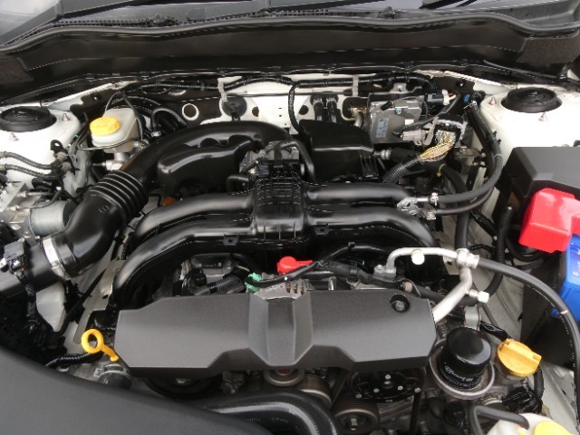 ◆エンジンルーム◆車の心臓部分のエンジンルームが汚いとトラブルの基になります。当店は専用の液剤を使って徹底的に綺麗にします。