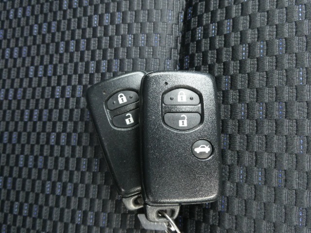 ◆スマートキー◆カギをバッグやポケットに入れたままでもドアロックの開閉ができる『スマートキー』付き！雨天や暗くなってもカギを取り出す必要がなくドアの開錠＆エンジンも始動できます