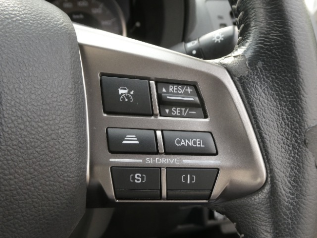 ◆アダプティブクルーズコントロール◆予め設定した車速内でクルマが自動的に加減速。前走車との適切な車間距離を維持しながら追従走行します。【LKAS】車線維持支援システムでステアリング操作を支援。