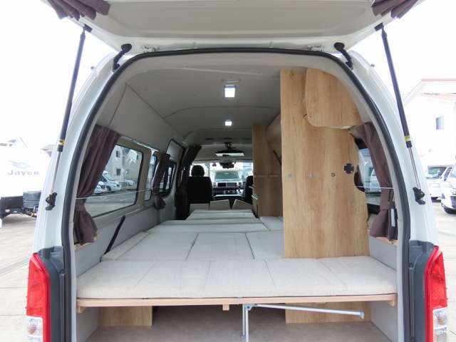 FFヒーター、インバーター、ルーフベント、ルーフエアコン、家庭用エアコン、インバーター、コンバーター、ソーラーパネル、トイレ、発電機、ジェネレーター、サイクルキャリア、オーニング等の取付ご用命下さい。