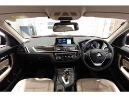 ドライバーに向かってレイアウトされた機能的なセンターコンソールやコントロール類がもたらす高い操作性。常に、運転に集中できるレイアウトです。