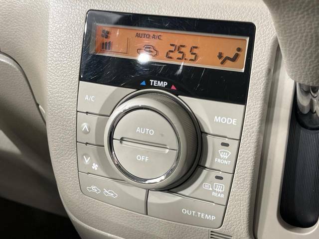 【オートエアコン】一度お好みの温度に設定すれば、車内の温度を検知し風量や温度を自動で調整。暑い…寒い…と何度もスイッチ操作をする必要はありません。快適な車内空間には必須の機能ですね♪