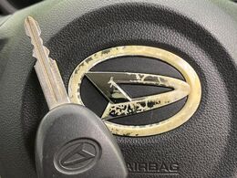 【キーレス】少し離れた場所からでもボタン一つでドアの開錠・施錠ができるのでとっても便利！ドアの鍵穴周りに傷をつけることもありません♪