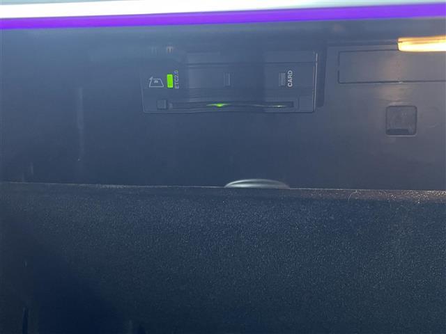 【ETC】有料道路を利用する際に料金所で停止することなく通過できる、ETC車載器（ノンストップ自動料金収受システム機器）が装備されています。セットアップを行うことで利用可能になります。