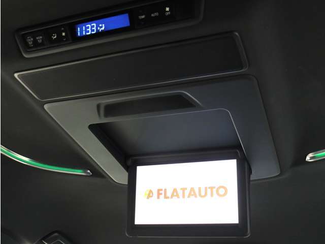 【電動後席モニター】JBLプレミアムサウンド専用！電動開閉後席フリップダウンモニターです。5.1chサウンド対応、17スピーカーの専用音響システムとなり、人気の装備になります。