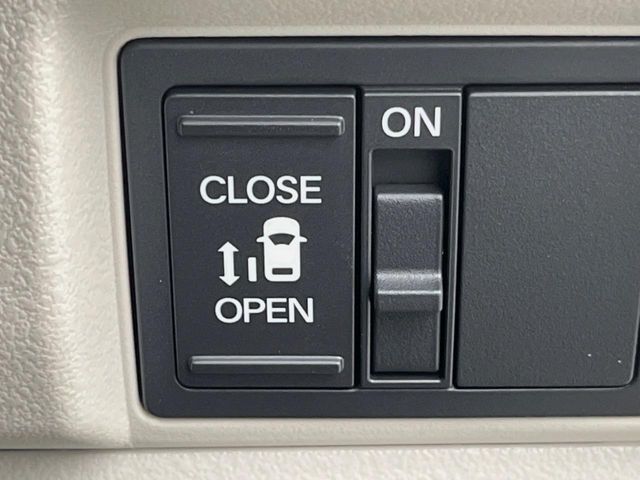 【パワースライドドア】スマートキーや運転席のスイッチでスライドドアの開閉が可能♪電動だから力を入れてドアを開ける必要が無く、小さいお子様でも、重い荷物を持っている時もラクに開け閉めできます♪