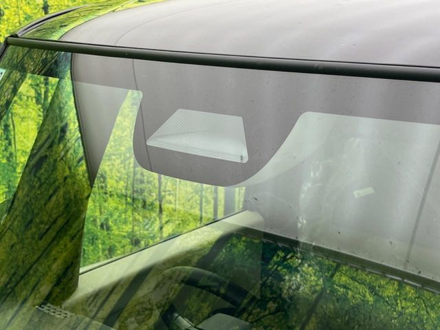 【ホンダセンシング】走行中に前方の車両等を認識し、衝突しそうな時は警報とブレーキで衝突回避と被害軽減をアシスト。より安全にドライブをお楽しみいただけます。