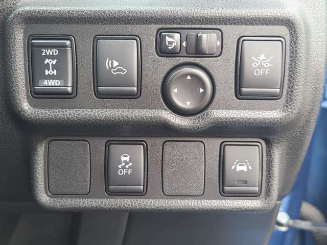 2WD⇔4WD切替スイッチ、車両接近通報装置一時停止スイッチ、ドアミラースイッチ、踏み間違い衝突防止アシストOFFスイッチ、VDCOFFスイッチ、車線逸脱警報スイッチ♪