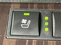 【シートベンチレーション】夏場は涼しい風でお尻や背中の熱やムレを防ぎ、冬はエアコンよりも早く温まってポカポカに！季節を問わず快適に過ごせます。