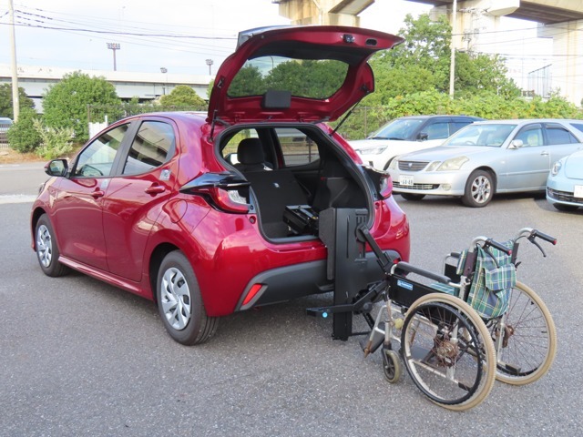 この車両の各写真に掲載されている車いすは、イメージ参考用となります。そのため、付属いたしませんのでご注意くださいませ。