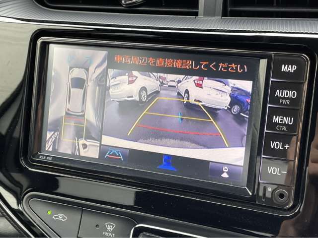 【パノラミックビューモニター】クルマを真上から見下ろした視点で駐車をサポートします！クルマの斜め後ろや真横など、いち早く障害物に気が付くことができます。