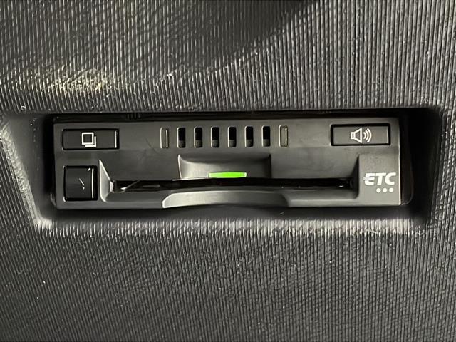 【ビルトインETC】スッキリ収納型、車のデザインと一体となった埋込み型タイプです。 配線も見えず、隙間も無いので運転席周りが洗練された空間になっています！
