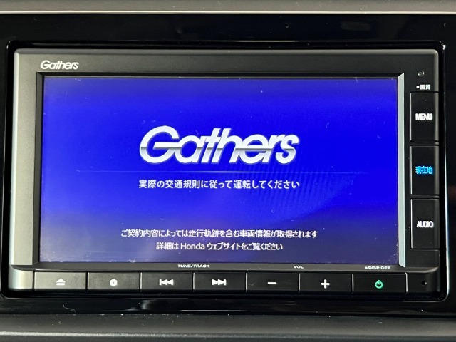 純正メモリナビ（TV＆バックカメラ付き）を装備しています。外部接続にてスマホなどと連動してお好みの音楽もお手軽にお楽しみいただくこともできます。楽しいドライブのサポーターですね。