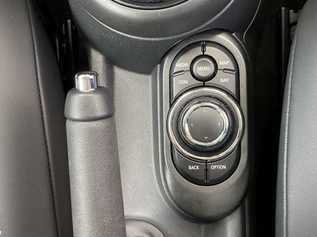 レバー右側のボダンを握りながら奥側へ押すとリバース、手前側へ引くとドライブに入ります。そしてレバーは元の位置に戻ります。Pボタンを押せば、どこからでもパーキングレンジに入ります。