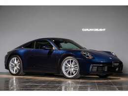 2021　Porsche　911　Carrera　ミッドナイトブルーメタリック　ひと目で最新とわかる992が纏うのは、空冷時代を彷彿させる”ナイトブルーメタリック”。最新とノスタルジーが共存する特別な時間を過ごしませんか？