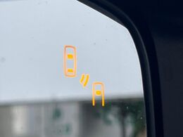 【リヤビークルディティクション】走行中、ドアミラーの死角になりやすい箇所に後続車が接近するとサイドミラー付近に警告を表示、ドライバーに注意喚起と、万一の際はハンドル操作をアシストをします。