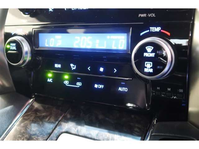 デュアルオートエアコンは運転席と助手席で温度を変えることができるので、熱い寒いでの争いは無くなります＾＾）これは便利！