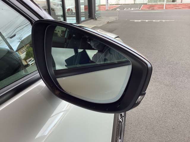 【ブラインド・スポット・モニタリング】後方接近センサー付★後退時の動体物や、隣の車線からの接近車両を、ドアミラーに設置したランプと、警告音でお知らせします。