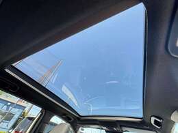 【ガラスルーフ】開放感たっぷりのガラスルーフが装着されています！車内に明かりを取り入れたり景色を楽しむのに、最適です！また、車内には遮光シェードが装備されておりますので、夏の暑い日でも快適に使えます！