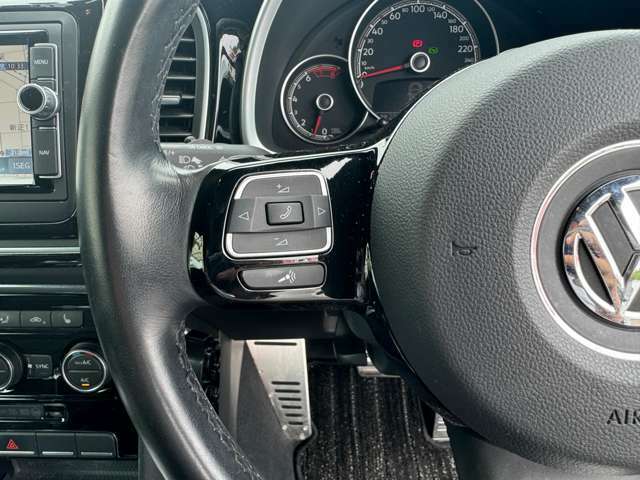 ★ステアリモコンスイッチ★ハンドル装備されいるリモコンで運転中にナビゲーションのチャンネルや曲を変えることが出来ます。運転しながらの危険なナビ操作がなくなりますので安心です。