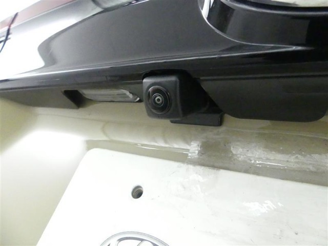 バックカメラが付いているので後方確認が非常にしやすいです。今や運転初心者も熟練者も必須装備！ついていて損はないですね♪