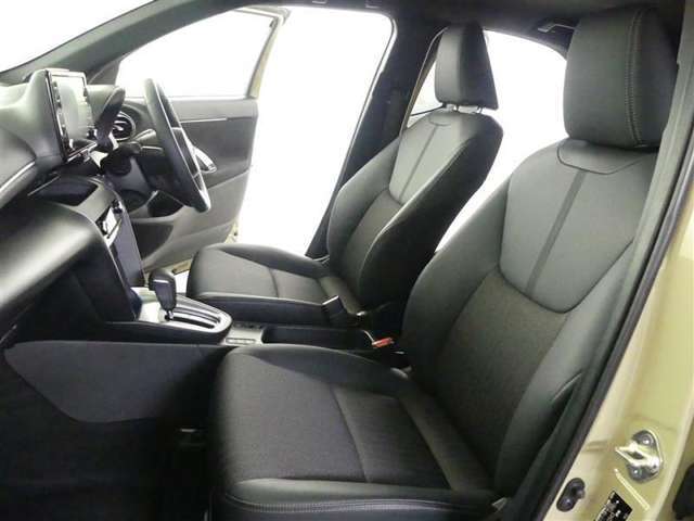 高いホールド性で運転姿勢が安定します。長距離ドライブでも疲れにくいのが魅力です。快適なドライビングライフをお送りください♪