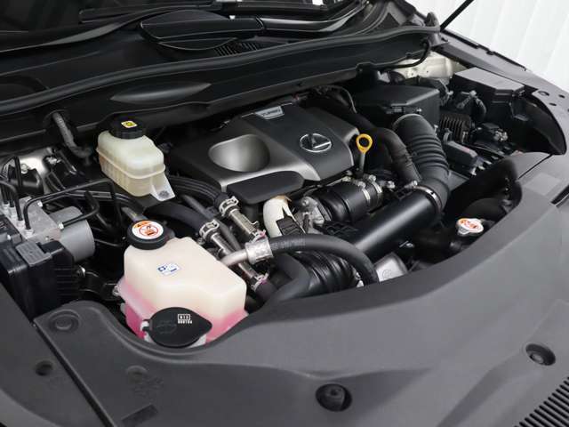 8AR-FTS型 2.0L 直列4気筒 DOHCインタークーラーターボエンジン搭載、駆動方式はFFです。