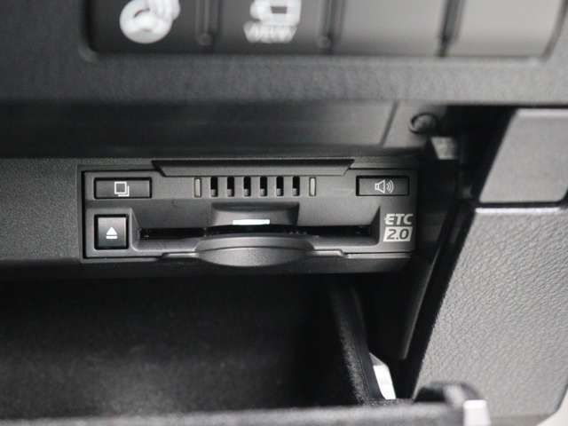 広がる運転支援サービスETC2.0搭載。全国の高速道路に設置されたITSスポットと双方向通信を図り、広域な道路交通情報や安全運転をサポートする情報を得て、音声やナビ画面上にタイムリーにお知らせします。