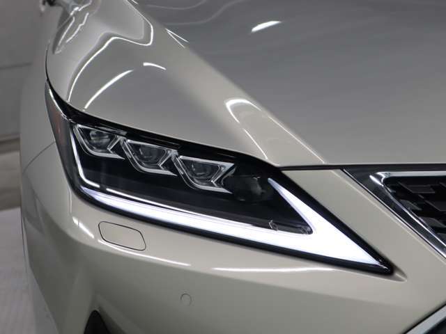 LEDヘッドランプにはアダプティブハイビームシステム「AHS」を採用。光検出カメラで車両検出をし、先行車や対向車に直接ハイビームを当てないように部分遮光します。