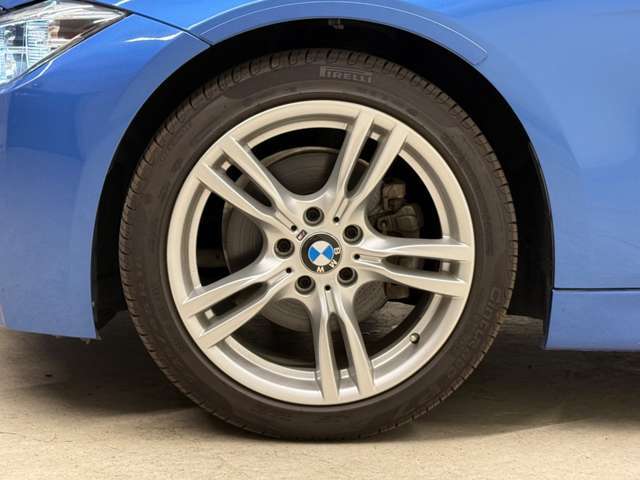 【BMWアロイホイル】軽量かつ強度に拘ったアロイホイル。走行性能ポテンシャルを引き出す設計。車の足元を引き締めてくれる大きなポイントはアロイホイルです。