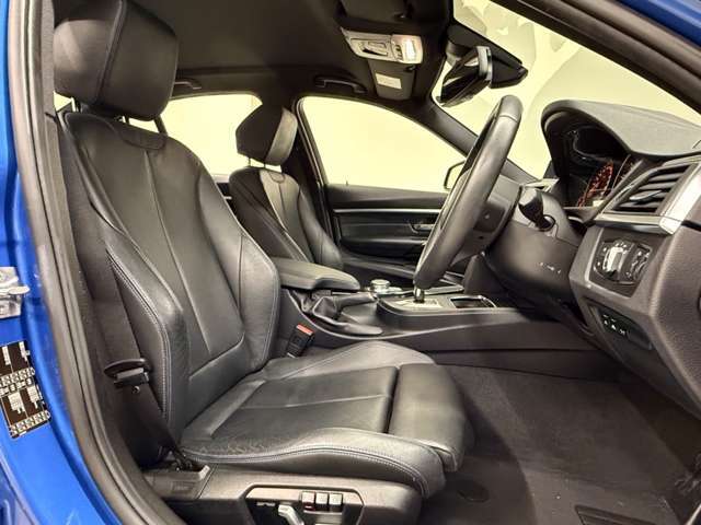 【コックピットシート】BMW車の主役席。車体中央にくる様に配置し車両重心とが一致する事でドライバーと車との一体感あるドライビングを実現。人間工学に基づき形成した形状が長時間のドライブ疲労も軽減します！