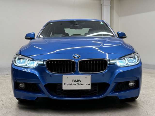 【キドニーグリル】BMWは約90年もの間、ほぼ全ての車両にひと目でBMWだと分かるこの特徴的なフロントグリルが備えられ、デザイン・アイコンとして親しまれてきました。