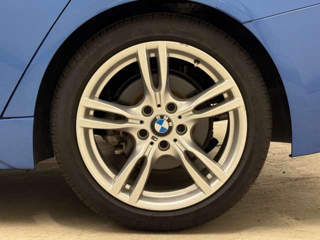 【BMWアロイホイル】軽量かつ強度に拘ったアロイホイル。走行性能ポテンシャルを引き出す設計。車の足元を引き締めてくれる大きなポイントはアロイホイルです。