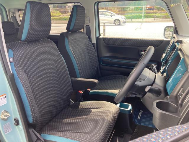 【フロントシート】インパネにシフトが付いているので足元広々！運転席から助手席の移動も楽々♪どちらからでも乗り降り出来るので、狭い場所の乗り降りも楽ちんですよ♪