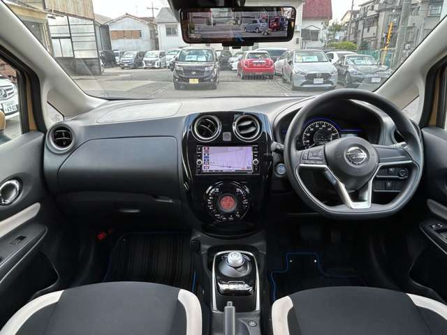 ★車内は広々として、視界良好です♪インパネ周りもスッキリしています♪