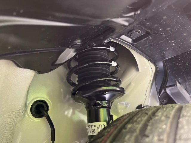 お車を安心してお乗りいただく為には、足回りの定期点検が欠かせません。サービスサポート（有償保証）では無料点検もご提供しており、安心のカーライフをお過ごしいただけるサポート体制が整っています。