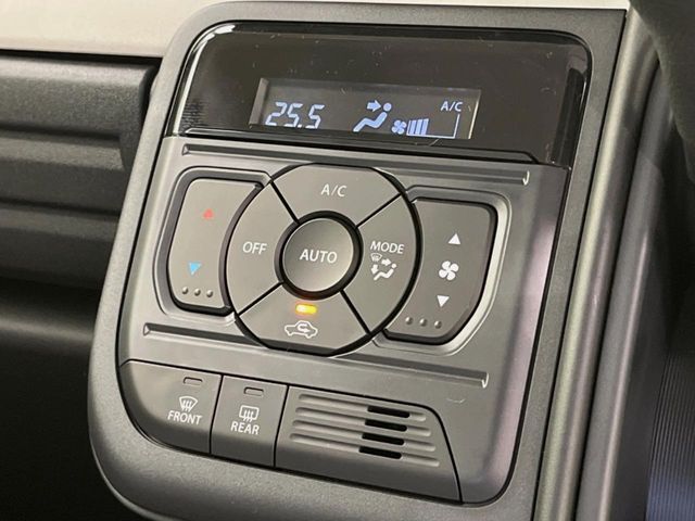 【オートエアコン】一度お好みの温度に設定すれば、車内の温度を検知し風量や温度を自動で調整。暑い…寒い…と何度もスイッチ操作をする必要はありません。快適な車内空間には必須の機能ですね♪