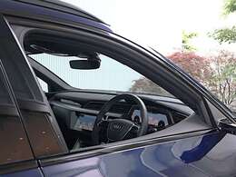 ●隣りの車からウィンドウ越しにバーチャルコクピットが際立っています。大変美しく高級感あふれるインテリアでございます