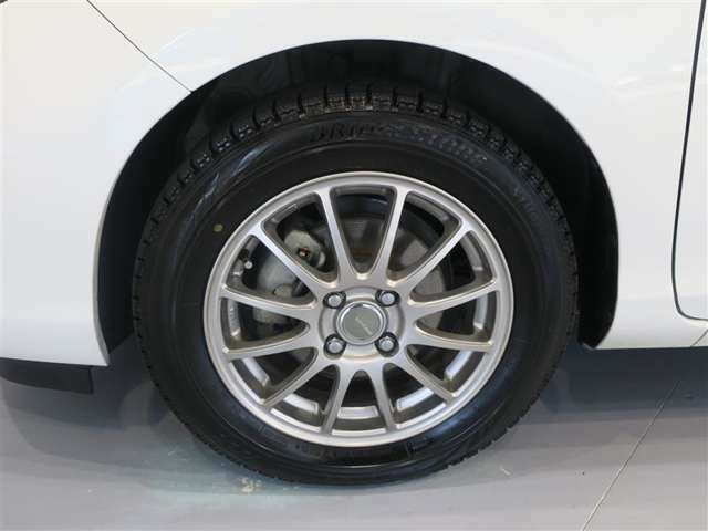 タイヤサイズは前輪が185/60R/15インチ、後輪が175/65R/15インチです。