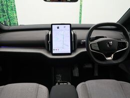 EVのEX30が入庫しました！天井は一面ガラスルーフとなっており、コンパクトながら解放感がございます。最新のっステムを導入し快適なドライブ時間をお過ごしいただけることでしょう。是非ご覧にお越しください