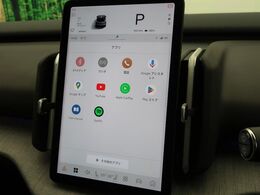 Google搭載の縦型9ナビ！「OK、Google」と話し掛けるだけで目的地の設定や、エアコン温度の上げ下げなど便利な機能が満載です。ナビに触れずに安全運転！