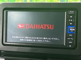 【純正ナビ】人気の純正ナビを装備しております。ナビの使いやすさはもちろん、オーディオ機能も充実！キャンプや旅行はもちろん、通勤や買い物など普段のドライブも楽しくなるはず♪