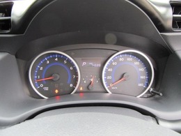 とっても見やすいメーターです。夜間時はラグジュアリーな気分にさせてくれる照明が魅力ですので、夜のドライブも楽しみになりますよ♪