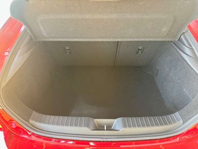 広々としたラゲッジスペース！更にシートアレンジで大きな荷物の収納が出来ます！便利ですよね♪