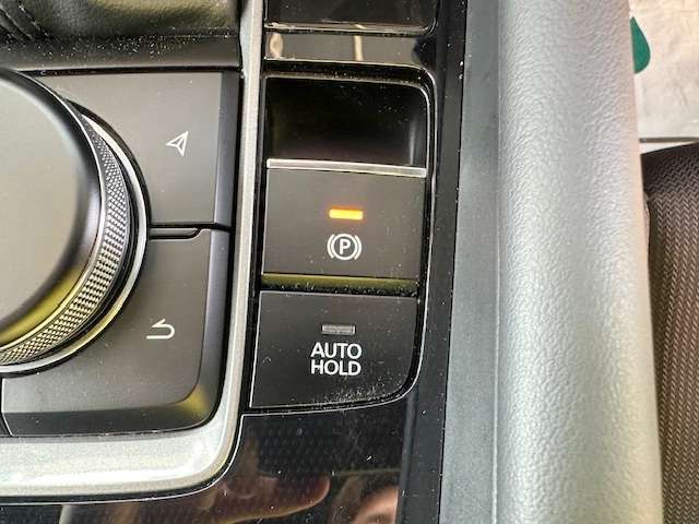 電動パーキングブレーキ搭載車です！従来のサイドブレーキや足踏み式のサイドブレーキの代わりとなるもので、指先の操作でパーキングブレーキの「作動と解除」が行うことができる装備です！