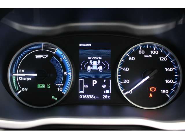 速度計・回転計の2眼式コンビネーションメーター！メーターには燃費や走行情報が表示可能です。