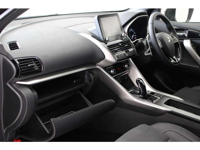 ドリンクホルダーや助手席ポケット、運転席側の小物入れなど多彩な収納が設置されています。常備品に加え、その都度必要なものを入れて自分仕様にアレンジして下さい。