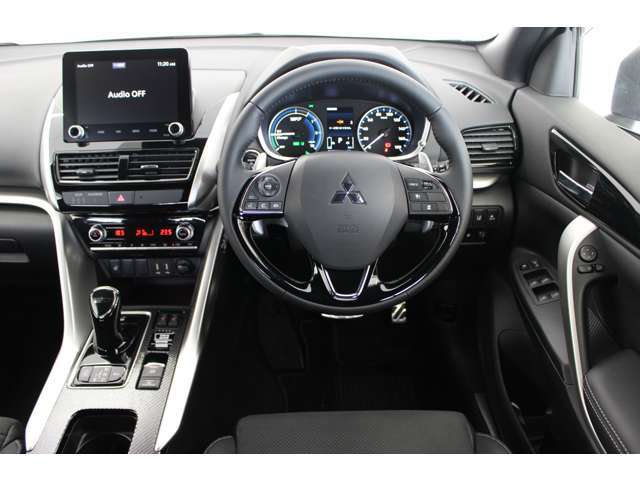 運転席はドライバーの居心地や運転の快適性を左右する大切な場所です。クリーニング済みで汚れがないので気持ちよく使用して頂けます。